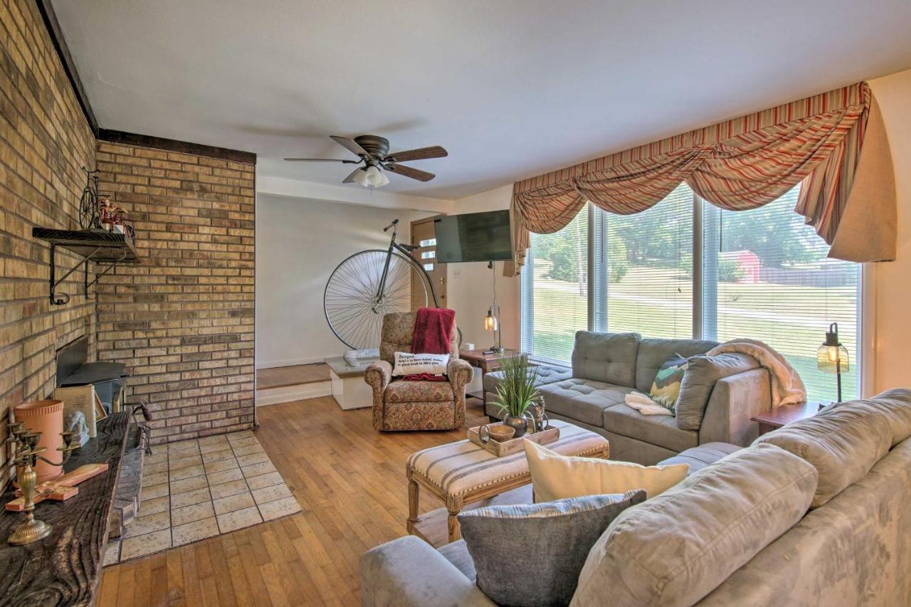 Bright Springfield Home Walk To Nature Center! Экстерьер фото