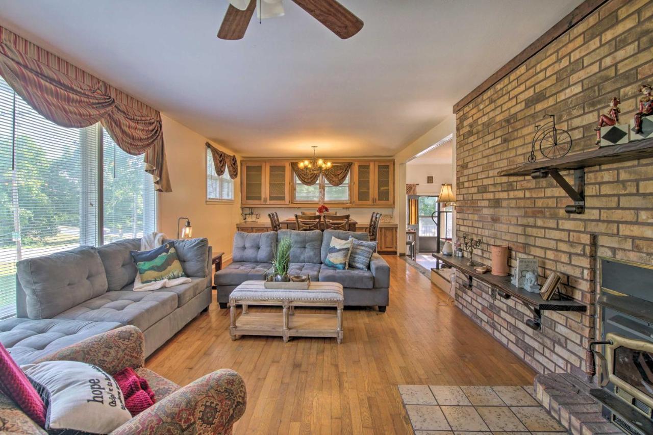 Bright Springfield Home Walk To Nature Center! Экстерьер фото