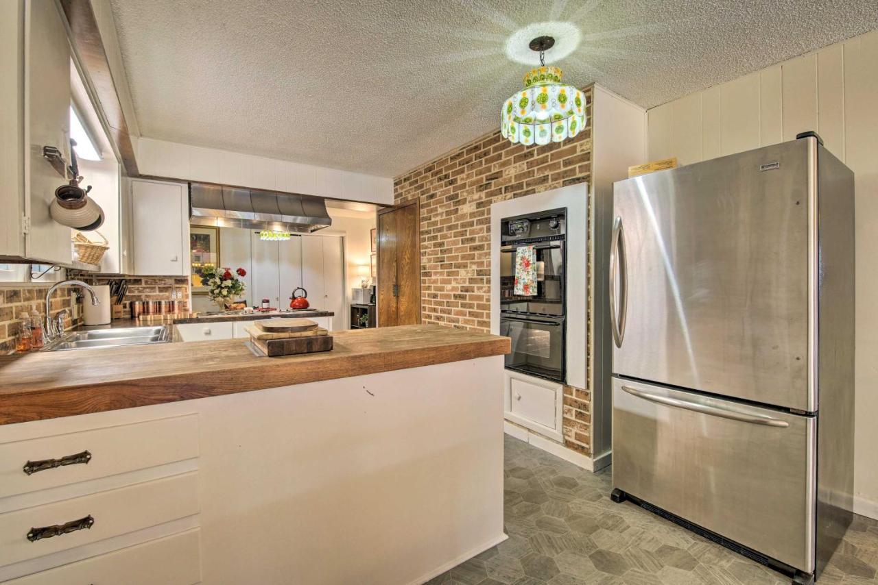 Bright Springfield Home Walk To Nature Center! Экстерьер фото